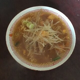 炒り卵入りモヤシ醤油ラーメン。